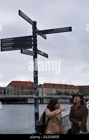 Japanische Touristen in die Stadt Kopenhagen an einem bewölkten Herbst Tag, Dänemark Stockfoto