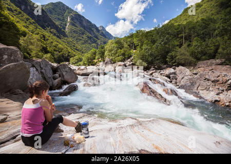 Picknick im Tal am Fluss Stockfoto