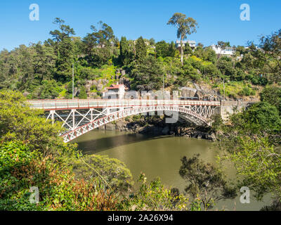 Kings Bridge ist eine schmiedeeiserne Brücke den South Esk River an der Mündung des Cataract Gorge bei Launceston, Tasmanien. Stockfoto