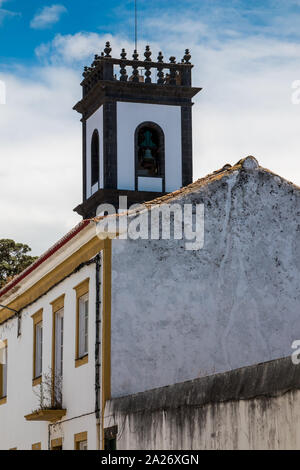 Charakteristischen Turm der Stadt Halle, mit weißer Fassade und quadratische Form. Glockenturm im oberen Teil. Blue Sky. Ribeira Grande, Sao Miguel, Azoren Isla Stockfoto