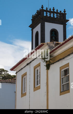 Charakteristischen Turm der Stadt Halle, mit weißer Fassade und quadratische Form. Glockenturm im oberen Teil. Blue Sky. Ribeira Grande, Sao Miguel, Azoren Isla Stockfoto