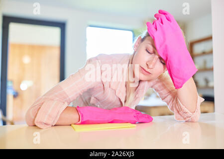 Erschöpft, Putzfrau oder Haushaltshilfe mit Haus Reinigung oder Frühjahrsputz Stockfoto