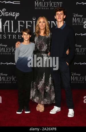 September 30, 2019, Hollywood, CA, USA: 30. September 2019 - Hollywood, Kalifornien - Kim Raver, Lukas West Boyer, Leo Kipling Boyer. Weltpremiere von Disney's â € oeMaleficent: Herrin des Bösen'' im El Capitan Theatre statt. Photo Credit: FSadou/AdMedia (Credit Bild: © F Sadou/AdMedia über ZUMA Draht) Stockfoto