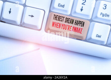 Schreiben Hinweis mit den Besten passieren Traum Wenn Sie wieder wach. Business Konzept für Träume wahr haben weiße pc Tastatur mit Papier zu glauben Stockfoto