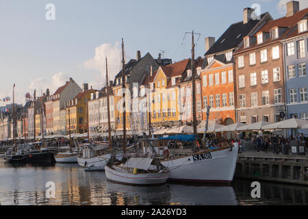 Touristen in Nyhavn in Kopenhagen an einem Herbsttag, Dänemark Stockfoto