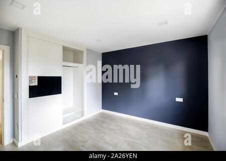 Weißen und Blauen leeren Raum mit Einbauschränken. Interieur modernes Zimmer. Stockfoto