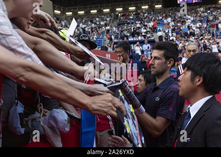 Tokio, Japan. 1. Okt, 2019. Novak Djokovic (SRB) Autogramme für die Fans nach dem Sieg gegen Alexei Popyrin (AUS) an der Rakuten Japan Open Tennis Championships 2019 in Ariake Colosseum. Das Turnier ist vom 30. September bis zum 6. Credit: Rodrigo Reyes Marin/ZUMA Draht/Alamy leben Nachrichten Stockfoto