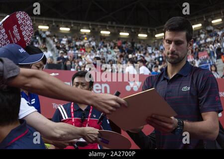 Tokio, Japan. 1. Okt, 2019. Novak Djokovic (SRB) Autogramme für die Fans nach dem Sieg gegen Alexei Popyrin (AUS) an der Rakuten Japan Open Tennis Championships 2019 in Ariake Colosseum. Das Turnier ist vom 30. September bis zum 6. Credit: Rodrigo Reyes Marin/ZUMA Draht/Alamy leben Nachrichten Stockfoto