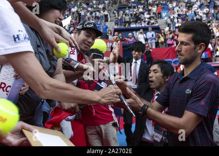 Tokio, Japan. 1. Okt, 2019. Novak Djokovic (SRB) Autogramme für die Fans nach dem Sieg gegen Alexei Popyrin (AUS) an der Rakuten Japan Open Tennis Championships 2019 in Ariake Colosseum. Das Turnier ist vom 30. September bis zum 6. Credit: Rodrigo Reyes Marin/ZUMA Draht/Alamy leben Nachrichten Stockfoto