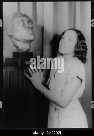 Portrait von Camilla Williams, mit Jacob Epstein's Büste von Paul Robeson Stockfoto