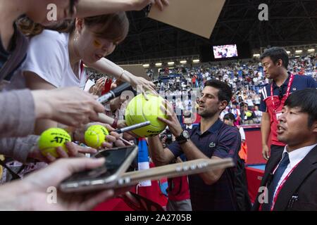 Tokio, Japan. 1. Okt, 2019. Novak Djokovic (SRB) Autogramme für die Fans nach dem Sieg gegen Alexei Popyrin (AUS) an der Rakuten Japan Open Tennis Championships 2019 in Ariake Colosseum. Das Turnier ist vom 30. September bis zum 6. Credit: Rodrigo Reyes Marin/ZUMA Draht/Alamy leben Nachrichten Stockfoto