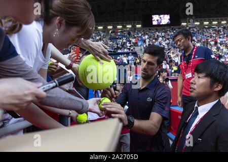 Tokio, Japan. 1. Okt, 2019. Novak Djokovic (SRB) Autogramme für die Fans nach dem Sieg gegen Alexei Popyrin (AUS) an der Rakuten Japan Open Tennis Championships 2019 in Ariake Colosseum. Das Turnier ist vom 30. September bis zum 6. Credit: Rodrigo Reyes Marin/ZUMA Draht/Alamy leben Nachrichten Stockfoto