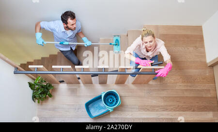 Junges Paar in Treppe zusammen dressing Treppen und Parkettboden Stockfoto