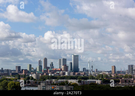 Downtown Stadtbild der modernen Stadt von Rotterdam mit Hochhäusern gegen einen dramatischen cloud blue sky gefüllt Stockfoto