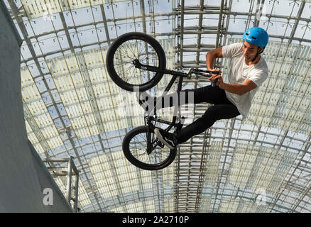 Leipzig, Deutschland. 01 Okt, 2019. Vor Beginn der Messe die 24. 'Modell Hobby Spiel 2019', BMX-rider Manuel ist die Tricks auf seinem Fahrrad. Die Ausstellung für Modellbau, Modelleisenbahn, kreatives Gestalten und Spiel findet vom 03. -06.10 .2019 auf der Leipziger Messe. Credit: Peter Endig/dpa-Zentralbild/ZB/dpa/Alamy leben Nachrichten Stockfoto