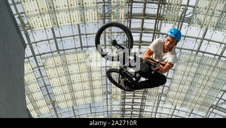 Leipzig, Deutschland. 01 Okt, 2019. Vor Beginn der Messe die 24. 'Modell Hobby Spiel 2019', BMX-rider Manuel ist die Tricks auf seinem Fahrrad. Die Ausstellung für Modellbau, Modelleisenbahn, kreatives Gestalten und Spiel findet vom 03. -06.10 .2019 auf dem Leipziger Messegelände. Credit: Peter Endig/dpa-Zentralbild/ZB/dpa/Alamy leben Nachrichten Stockfoto