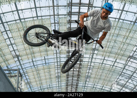 Leipzig, Deutschland. 01 Okt, 2019. Vor Beginn der Messe die 24. 'Modell Hobby Spiel 2019', BMX-rider Manuel ist die Tricks auf seinem Fahrrad. Die Ausstellung für Modellbau, Modelleisenbahn, kreatives Gestalten und Spiel findet vom 03. -06.10 .2019 auf der Leipziger Messe. Credit: Peter Endig/dpa-Zentralbild/dpa/Alamy leben Nachrichten Stockfoto