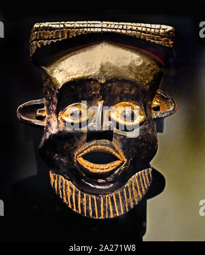 Eine hölzerne Akam-Tanzmaske aus dem 19. Bis 20. Jahrhundert, hervorgehoben mit weißen und orangen Pigmenten, aus der Region Wum, Kamerun, auf schwarzem Hintergrund. Stockfoto