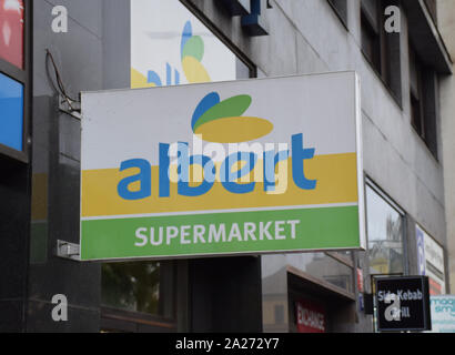 Logo von "Albert Supermarkt' auf ein Schaufenster im Zentrum von Prag. Albert ist eine Abteilung des Niederländischen Ahold Delhaize Gruppe. Stockfoto