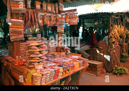 Grüne und gelbe Bananen und Gewürze Kombinationen in Darajani Markt in Stone Town, Sansibar, Unguja, Tansania verkauft wird. Stockfoto