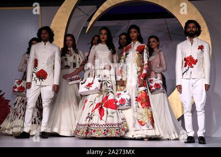 New Delhi, Indien. 01 Okt, 2019. Modelle Spaziergang auf der Rampe und präsentiert neue Kollektion von Taschen und Geldbörsen Damen Mode Designer Rohit Bal mit der Zusammenarbeit Oriflame bei einer Fashion Show (Foto von Jyoti Kapoor/Pacific Press) Quelle: Pacific Press Agency/Alamy leben Nachrichten Stockfoto