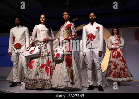 New Delhi, Indien. 01 Okt, 2019. Modelle Spaziergang auf der Rampe und präsentiert neue Kollektion von Taschen und Geldbörsen Damen Mode Designer Rohit Bal mit der Zusammenarbeit Oriflame bei einer Fashion Show (Foto von Jyoti Kapoor/Pacific Press) Quelle: Pacific Press Agency/Alamy leben Nachrichten Stockfoto