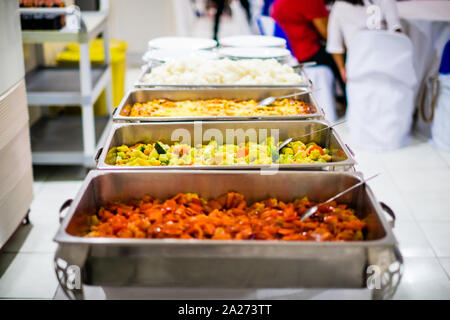 Auswahl an Gerichten in Edelstahl Fächer, wie süß und sauer Fleisch, Chop Suey, Spaghetti, Reis. Selektive konzentrieren. Kopieren Sie Platz. Stockfoto