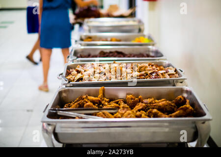 Array von beliebten Gerichten in Edelstahl Fächer, wie gebratenes Huhn, Mechado oder geschmortem Rindfleisch. Selektive konzentrieren. Kopieren Sie Platz. Stockfoto