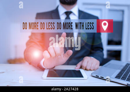 Handschrift Text schreiben Sie Mehr tun Weniger Mehr Möglichkeiten mit weniger. Konzeptionelle Foto arbeiten nicht harte Arbeit smart eindeutig sein. Stockfoto