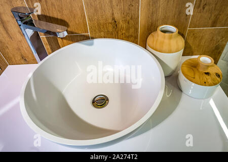 Seifen- und Shampoospender in der Nähe von keramischen Wasser Waschbecken mit Wasserhahn in teuren loft Bad tippen Stockfoto