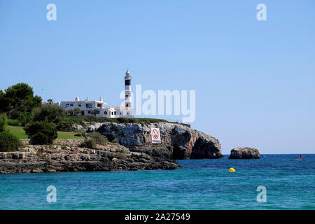 01.08.2018, Portocolom, Mallorca, Spanien - Portocolom. Blick auf den Leuchtturm von der Hafenstadt im Südosten der Insel. 0 RL 180801 D002 CAROEX.JP Stockfoto