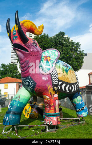 10.05.2019, Singapur, Singapur - farbenfrohe Skulpturen der Elefanten stand in einem kleinen Park in Little India. 0 SL 190510 D003 CAROEX.JPG [MODEL RELEASE: N Stockfoto