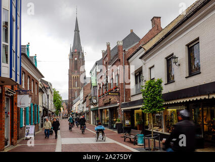 05.05.2019, Kevelaer, Nordrhein-Westfalen, Deutschland Blick auf die Stadt, Einkaufsstraße mit Marienbasilika im Wallfahrtsort Kevelaer. 00 X 190505 D Stockfoto