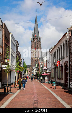 05.05.2019, Kevelaer, Nordrhein-Westfalen, Deutschland Blick auf die Stadt, Einkaufsstraße mit Marienbasilika im Wallfahrtsort Kevelaer. 00 X 190505 D Stockfoto