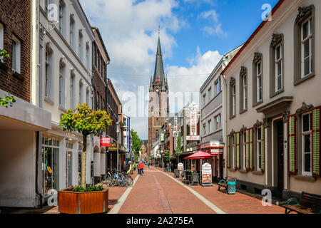 05.05.2019, Kevelaer, Nordrhein-Westfalen, Deutschland Blick auf die Stadt, Einkaufsstraße mit Marienbasilika im Wallfahrtsort Kevelaer. 00 X 190505 D Stockfoto