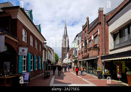 05.05.2019, Kevelaer, Nordrhein-Westfalen, Deutschland Blick auf die Stadt, Einkaufsstraße mit Marienbasilika im Wallfahrtsort Kevelaer. 00 X 190505 D Stockfoto