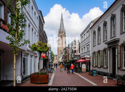 05.05.2019, Kevelaer, Nordrhein-Westfalen, Deutschland Blick auf die Stadt, Einkaufsstraße mit Marienbasilika im Wallfahrtsort Kevelaer. 00 X 190505 D Stockfoto