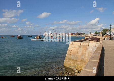 Hafen und altmodische Kanonen Waterfront von Forodhani Park, Stone Town, Sansibar, Unguja Insel, Tansania. Stockfoto