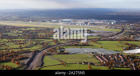 Luftaufnahme des A555 Flughafen Manchester Relief Straße Stockfoto