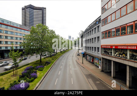 24.05.2019, Essen, Nordrhein-Westfalen, Deutschland - Blick auf Essen, Schuetzenbahn, Rathaus Essen auf der linken Seite, RWE-Turm in der Rückseite, im Zentrum der Stadt o Stockfoto