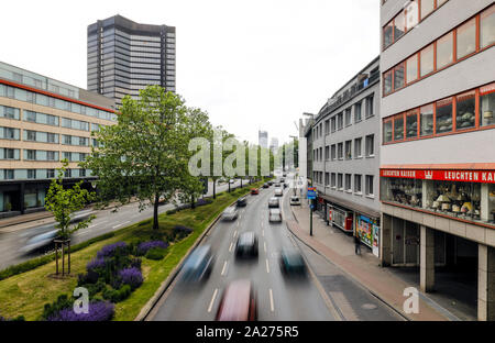 24.05.2019, Essen, Nordrhein-Westfalen, Deutschland - Blick auf Essen, Schuetzenbahn, Rathaus Essen auf der linken Seite, RWE-Turm in der Rückseite, im Zentrum der Stadt o Stockfoto