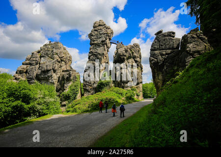 29.05.2019, Horn-Bad Meinberg, Nordrhein-Westfalen, Deutschland - Externsteine, eine markante Sandstein Felsformation im Teutoburger Wald und Suc Stockfoto