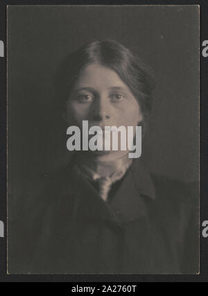 Porträt einer unbekannten Frau, nach vorne, tragen dunkle Kleidung und Schal Stockfoto