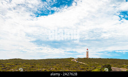 Cape du Couedic leuchtturms unter dem schönen Himmel neben winken Straße mit SUV durch Fahren, Kangaroo Island Stockfoto