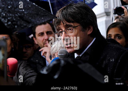 Brüssel, Belgien. 1. Oktober 2019. Ehemalige Katalanische premier Carles Puigdemont spricht während eines Protestes namens '#DoNotStealOurVotes" zwei Jahre nach dem Katalanischen Referendum. Stockfoto