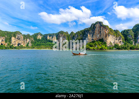 Railay West Strand mit schönen Felsen und die Landschaft in der Provinz Krabi - tropische Küste mit paradiesischen Stränden - Thailand Stockfoto