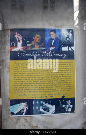 Historische und bibliographische Poster von Freddie Mercury eingehüllt im Glas innerhalb des Mercury House Museum, Stone Town, Zaqnzibar, Unguja Insel, Tansania. Stockfoto