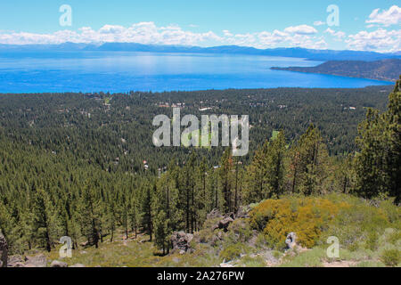 Schöne Sicht auf den See Tahoe und Golfplatz aus der Sicht in Kalifornien - Nevada Staatsgrenze Stockfoto