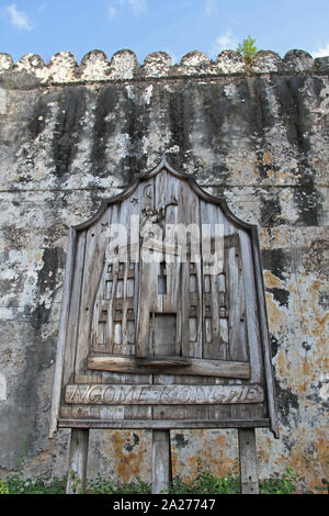 Enbgraving Zeichen an der Wand des alten Fort AKA arabischen Festung oder Ngome Kongwe, Stone Town, Sansibar, Unguja Insel, Tansania. Stockfoto