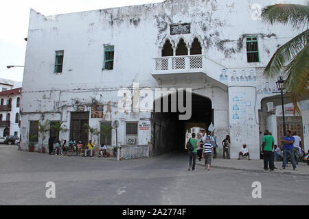 Touristen und Einheimische außerhalb der komplexe Gebäude, Stone Town, Sansibar, Unguja Insel, Tansania. Stockfoto